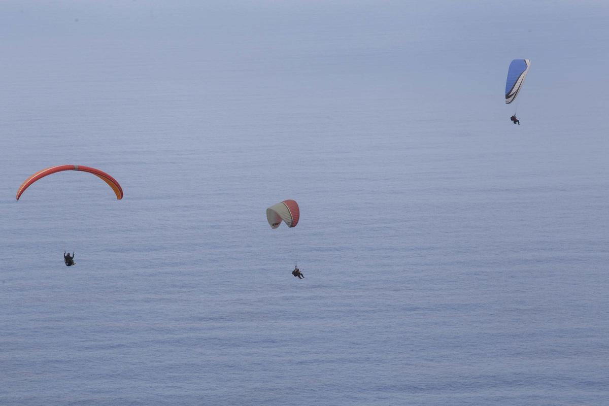 Imagen de archivo de tres parapentes sobrevolando Tenerife.