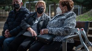 Un grupo de jubilados en un parque de Barcelona. 