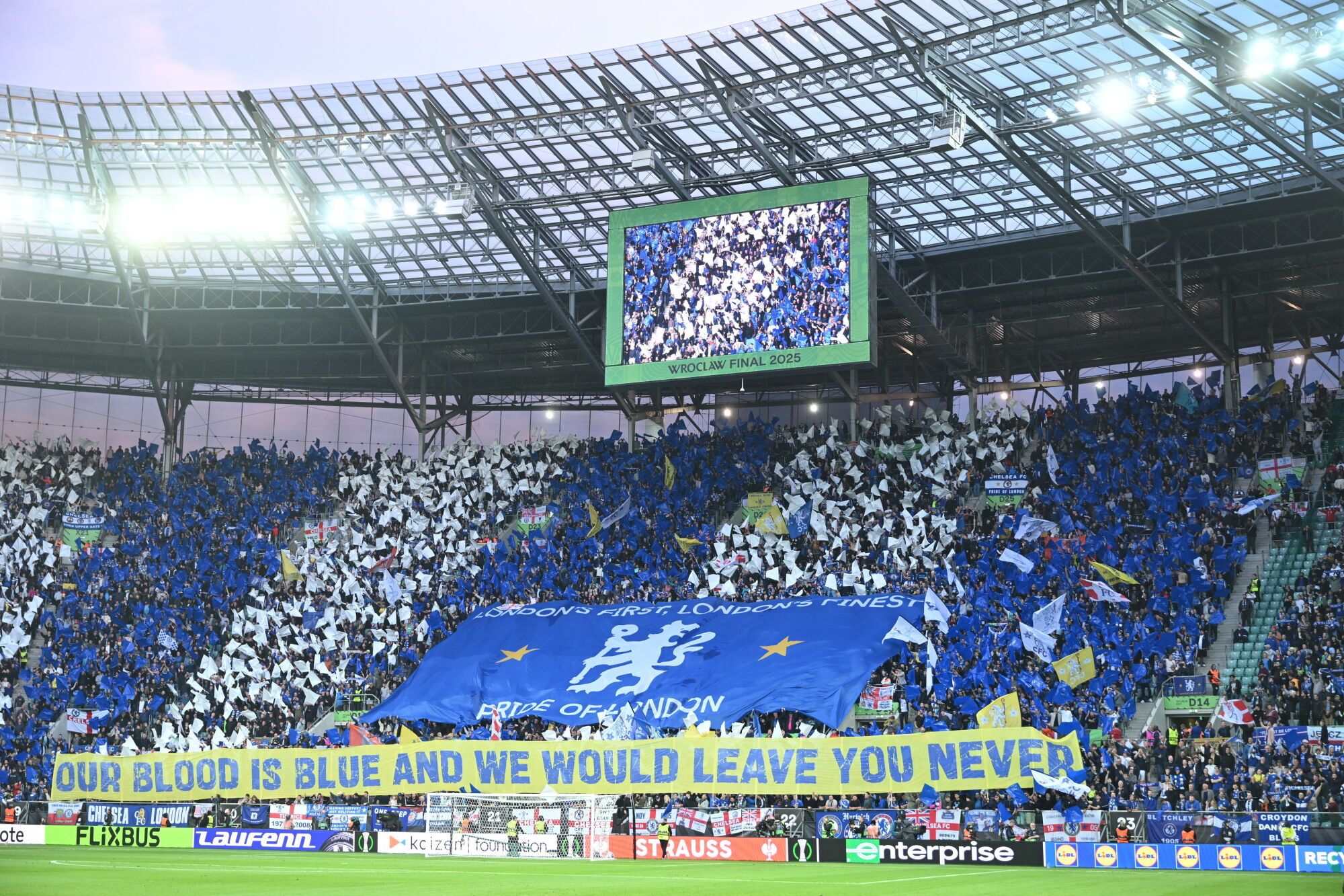 Wroclaw (Poland), 28/05/2025.- Chelsea's supporters cheer during the UEFA Europa Conference League final soccer match between Real Betis and Chelsea FC, in Wroclaw, Poland, 28 May 2025. (Polonia) EFE/EPA/Jakub Kaczmarczyk POLAND OUT. POLAND OUT