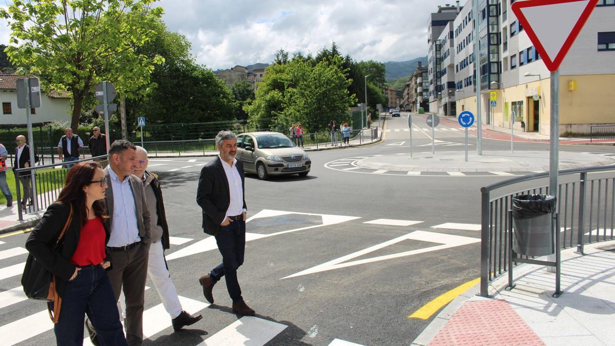Por la izquierda, Leticia Gil, Julio García, Antonio Álvarez y Alejandro Calvo, visitando la zona, con la nueva glorieta a la derecha.