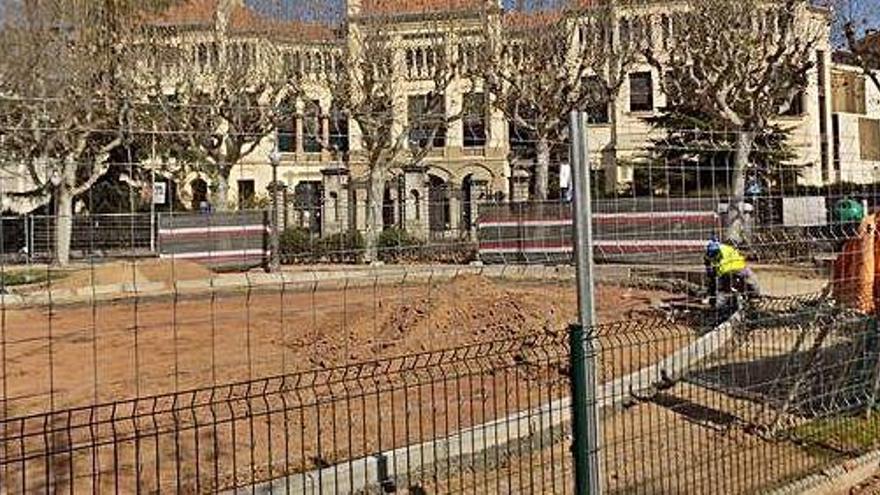 Obres a la plaça Espanya amb l&#039;institut Lluís de Peguera al fons. La zona està envoltada de tanques