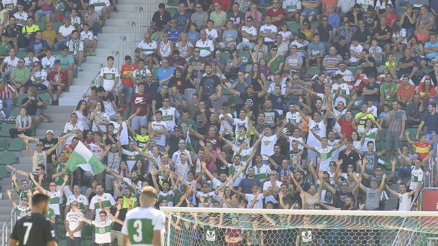 Seguidores del Elche animando al equipo en el partido ante el Atlético Baleares en la Grada 1923