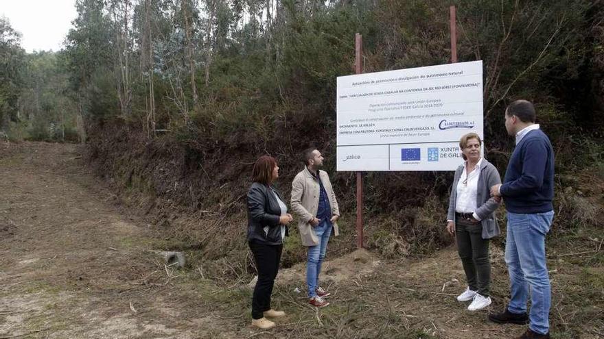 La directora general de Conservación, Ana María Díaz, visita la zona junto con Jorge Cubela.  // G.S.