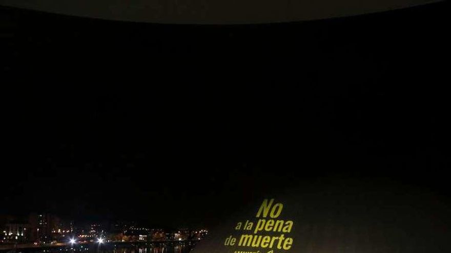 El centro Niemeyer se iluminó ayer por la noche contra la pena de muerte