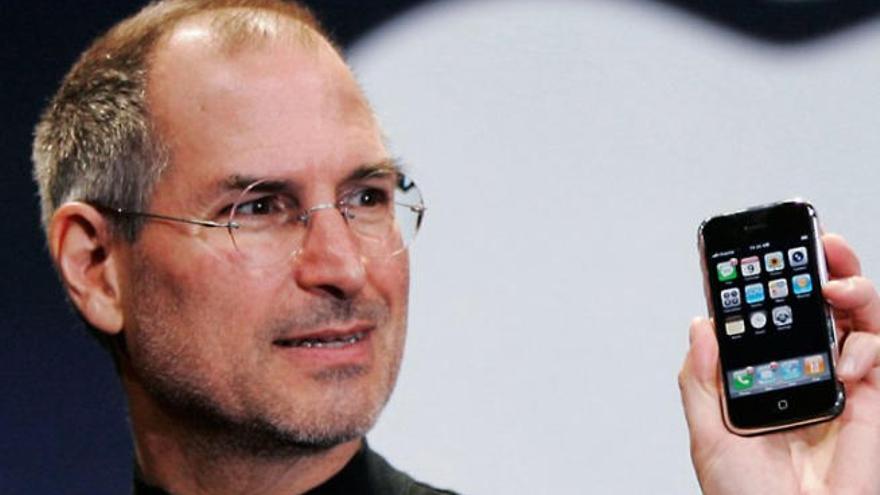 Steve Jobs con un modelo de iPhone en enero de 2007.