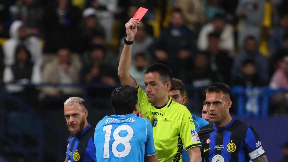 El árbitro Antonio Rapuano expulsa a Giovanni Simeone al ver la segunda amarilla en cinco minutos.