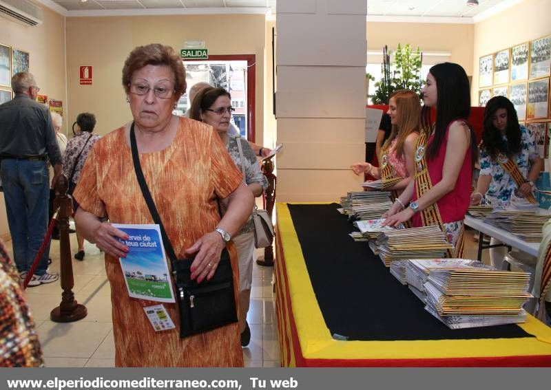 GALERÍA DE FOTOS -- Vila-real reparte el programa de fiestas de Sant Pasqual