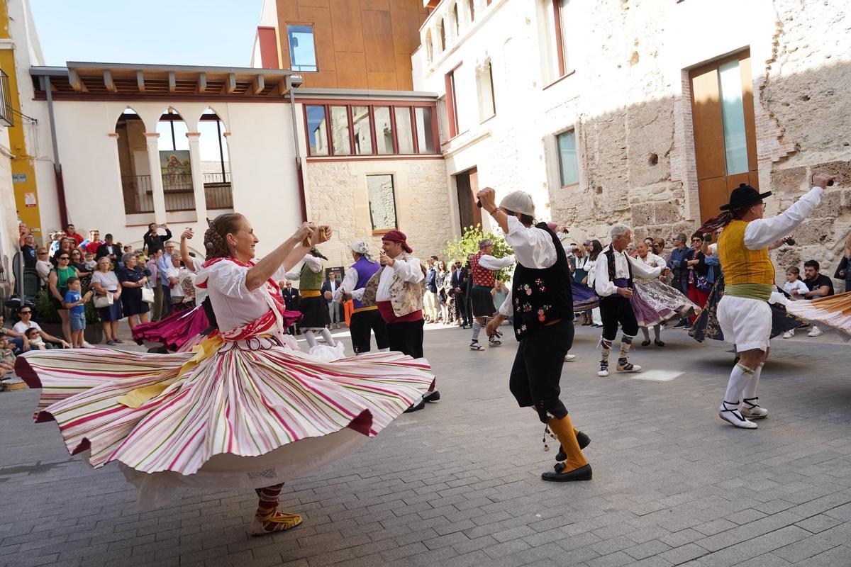 Danzas tradicionales por el 9 d'Octubre en Ontinyent.