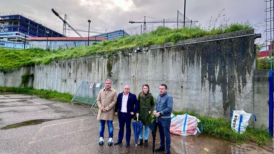 Tourís y Domínguez, durante la visita a las obras de la Diputación en el muro de contención. |   // FDV