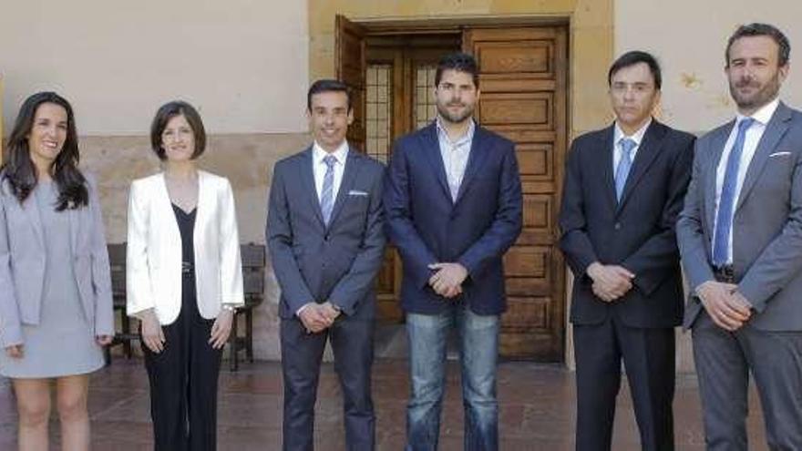 Los investigadores premiados, ayer en el edificio histórico de la Universidad de Oviedo.