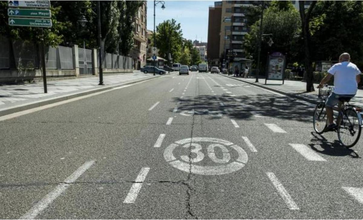 Ejemplo de ciclocalle, en la que se señaliza el uso del carril también por bicicletas y patinetes, y el límite de velocidad.
