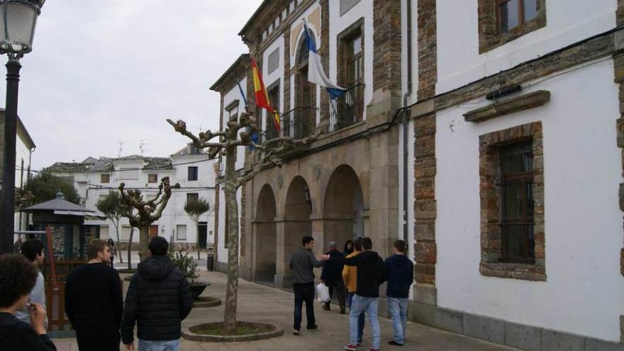 Estudiantes a les puertas del Institutu Marqués de Casariego.