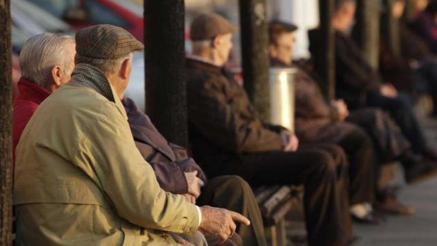 Mayores sentados en el Puerto Deportivo de Gijón.