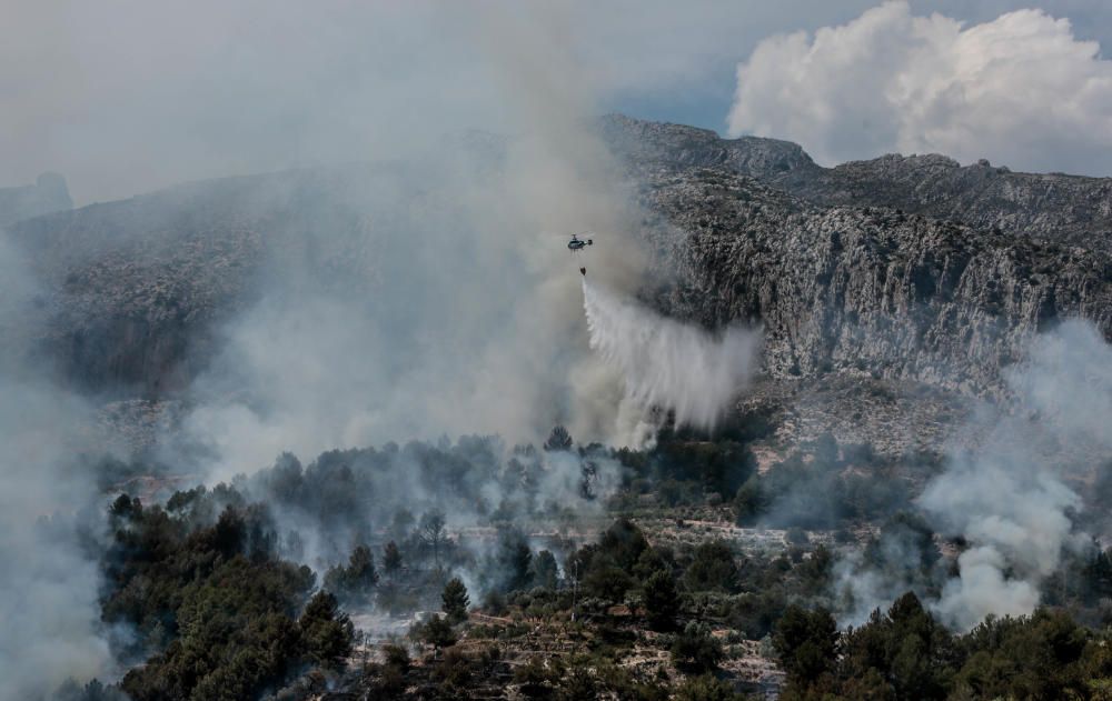 Incendio forestal en el pantano de Guadalest