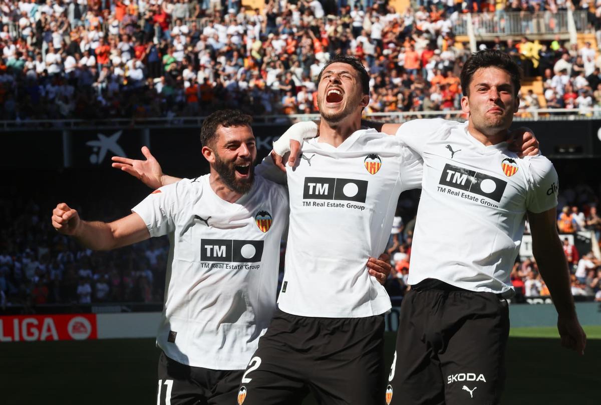 Guido celebra su primer gol con la elástica valecianista
