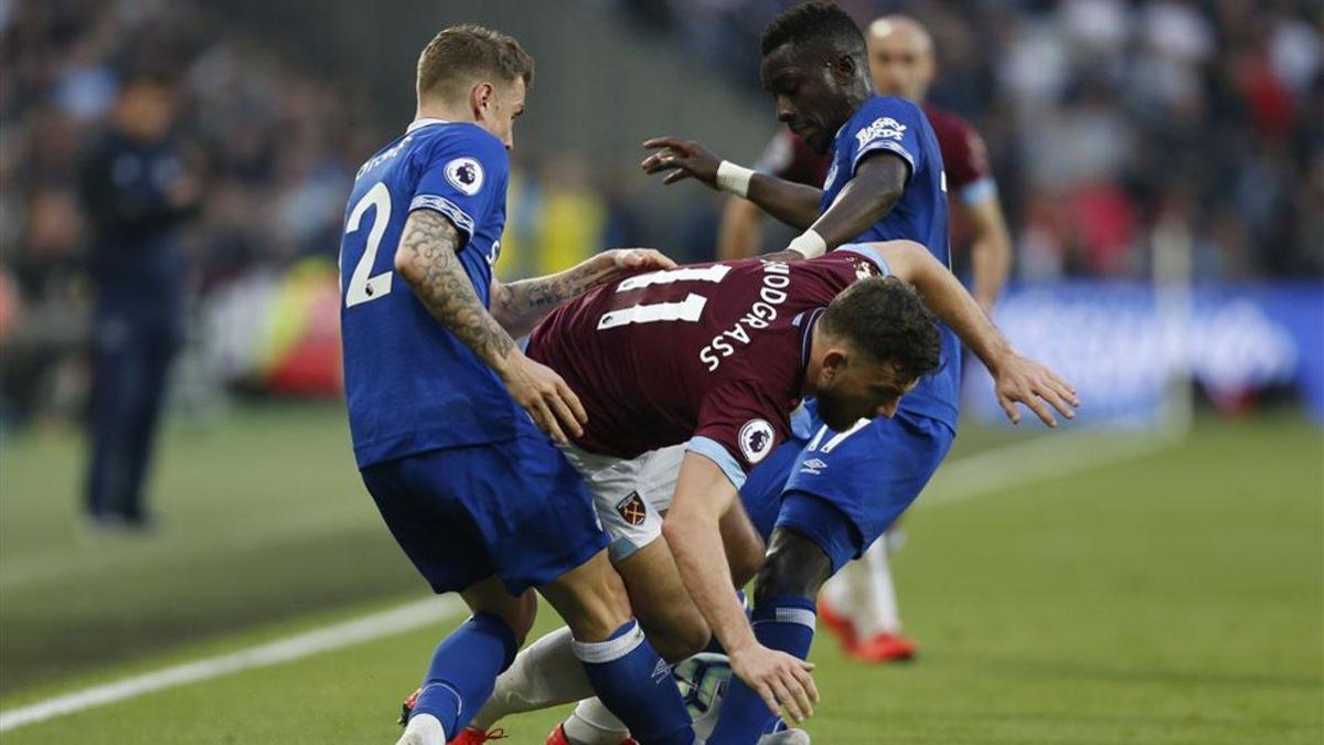 Digne (izq), presente en la victoria del Everton&gt;