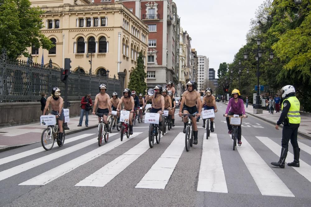 Los bomberos protestan en bicicleta y ropa interior por las calles de Oviedo