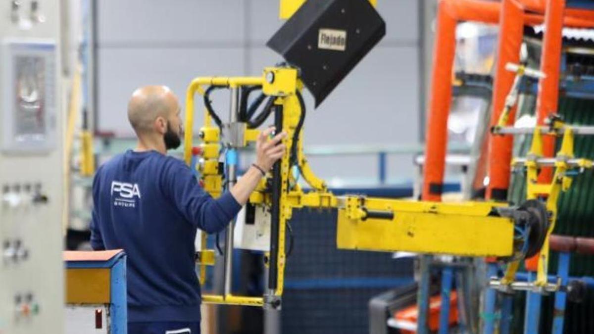 Un trabajador en la planta de Stellantis Vigo