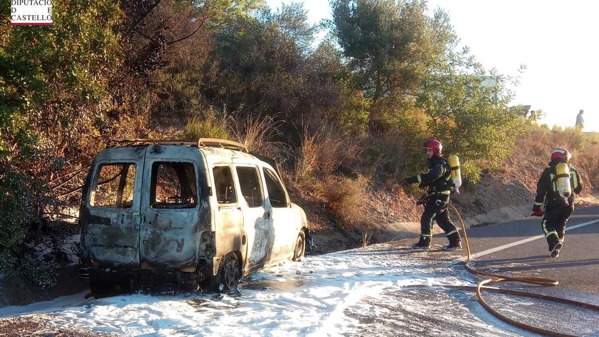 El vehículo afectado por el incendio en la N-232 ha quedado totalmente calcinado.