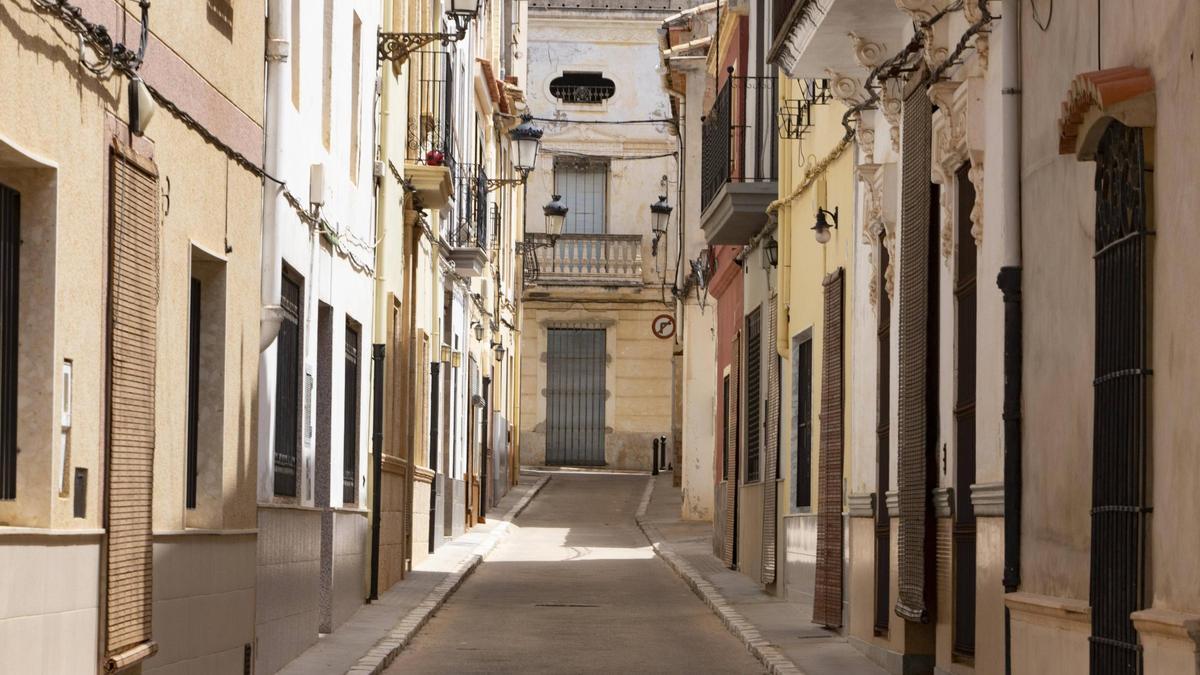 Varias viviendas en una calle del municipio de Antella, en una imagen de archivo.