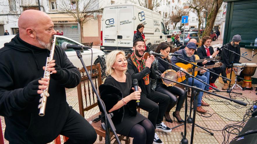 La zambombá flamenca recorre Cáceres y mañana recala en la plaza Mayor