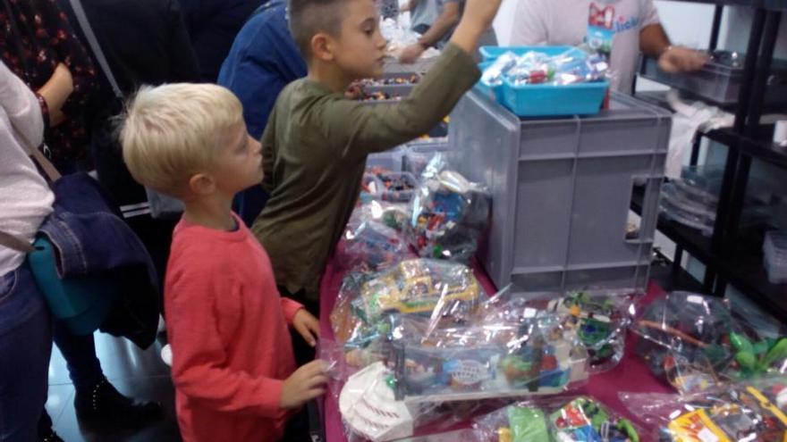 Els Playmobil aixequen passions en la primera fira a Figueres