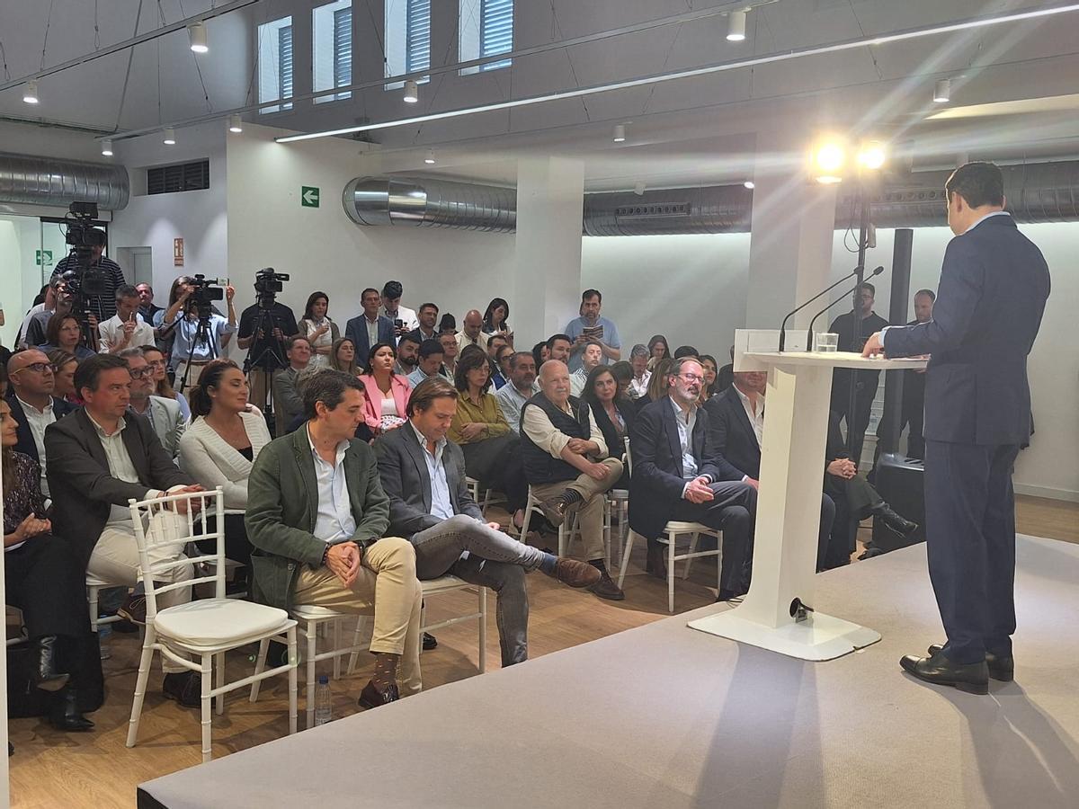 Juanma Moreno se dirige a los alcaldes y candidatos en el acto celebrado en Puente Genil.