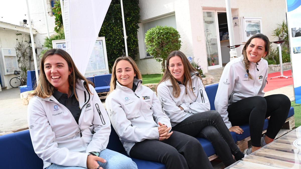 Cuatro de las cinco tripulantes del equipo español SailTeam BCN de la Copa América de vela, que competirá en la cita femenina de Barcelona.