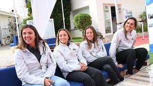 Cuatro de las cinco tripulantes del equipo español SailTeam BCN de la Copa América de vela, que competirá en la cita femenina de Barcelona.