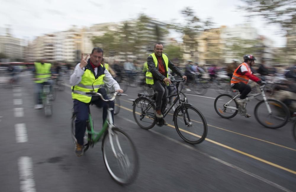 'Bicifestación' en Valencia con motivo del Día Mundial de la Bici