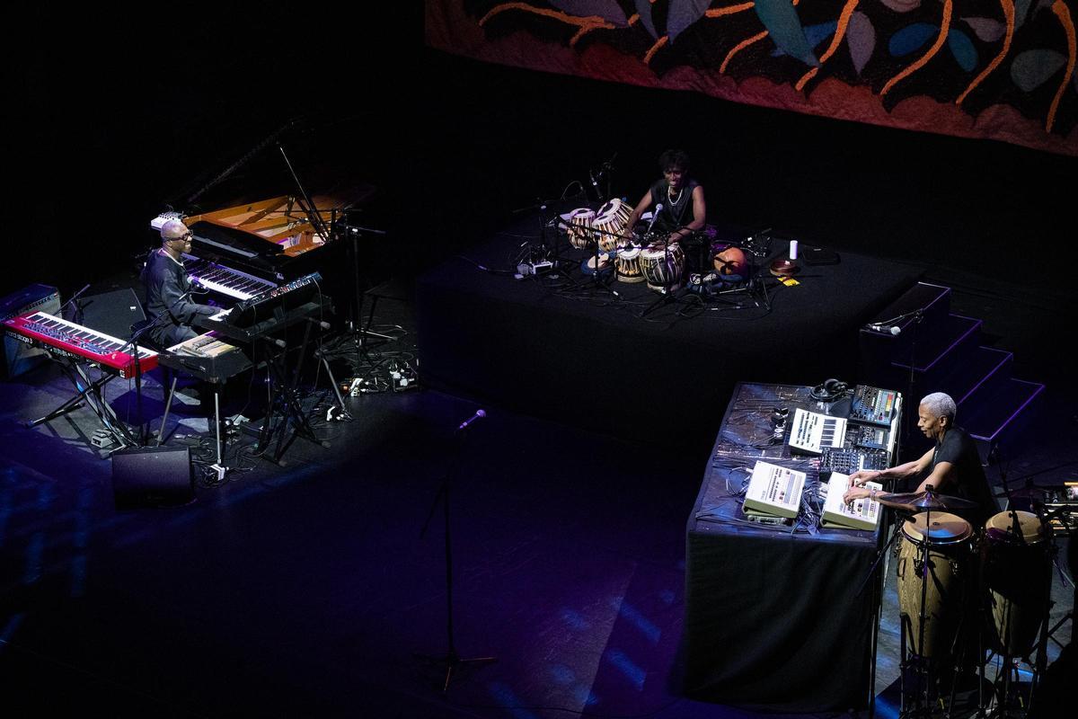 Jeff Mills (dcha.), acompañado por los músicos Jean-Phi Dary (izda.) y Prabhu Edouard (centro) en un directo de 'Tomorrow Comes The Harvest'.