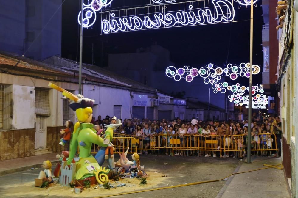 Cientos de personas, la mayoría adolescentes que quisieron disfrutar de la "cremá" y posterior "bañá" de los bomberos, se acercaron al barrio del Calvario para ver arder su hoguera