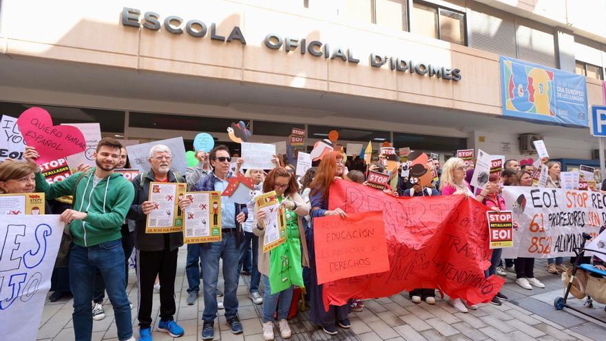 El profesorado de la Escuela de Idiomas de Alicante reanuda las protestas y saldrá en la manifestación del 1 de mayo