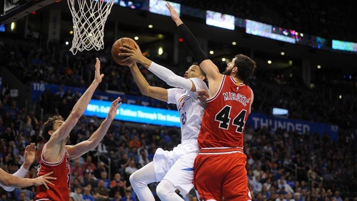 Gasol y Mirotic defienden el aro jugando con Chicago Bulls.