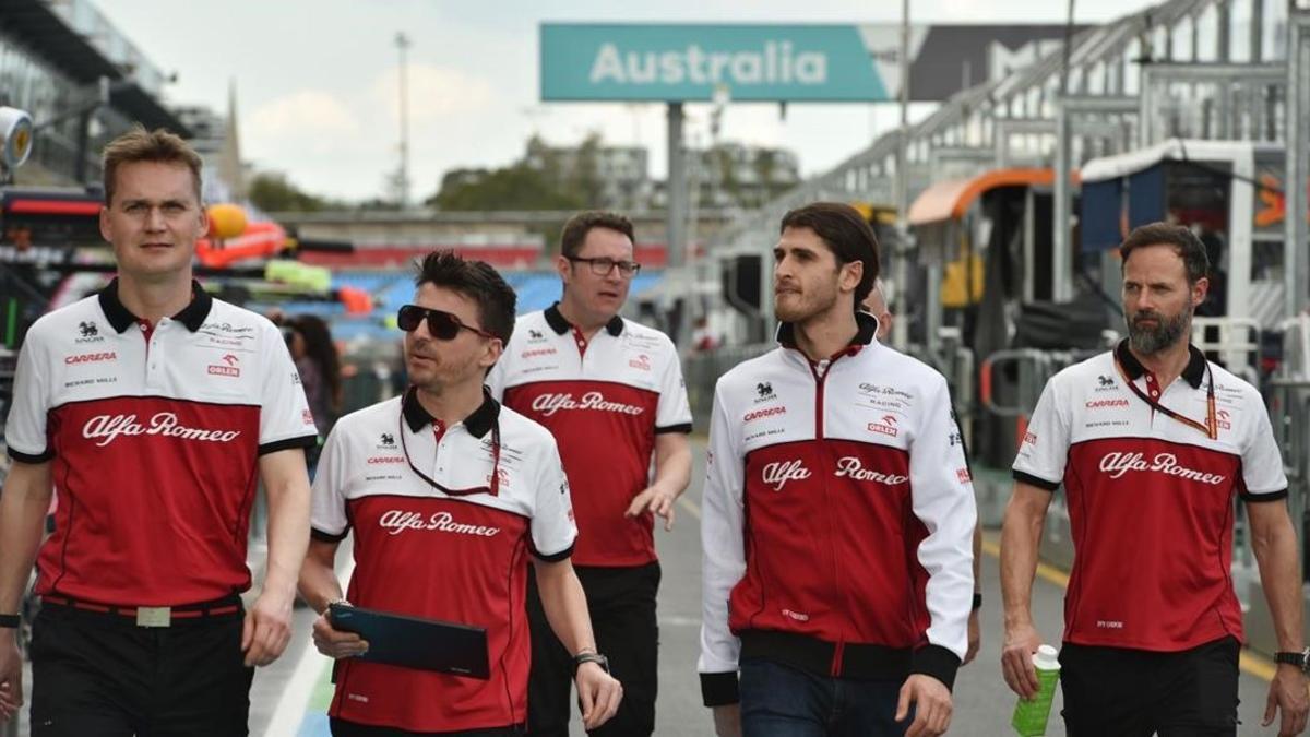 El piloto italiano Antonio Giovinazzi, segundo por la derecha, pasea por el circuito de Albert Park, en Melbourne, junto a miembros del equipo Alfa Romeo.