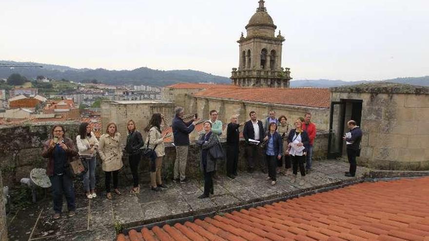 Los profesores durante su recorrido por las cubiertas. //Jesús Regal