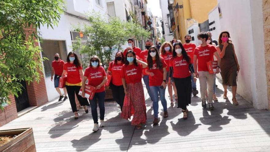 Miembros del equipo que apoya a Juan Espadas en las primarias del PSOE andaluz se dirigen a la sede del partido con cajas repletas de avales para su candidatura