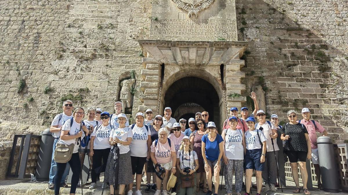 Un grupo de excursionistas del programa ‘Gent gran en marxa’, en el Portal de ses Taules, en Eivissa.  | AYUNTAMIENTO DE EIVISSA