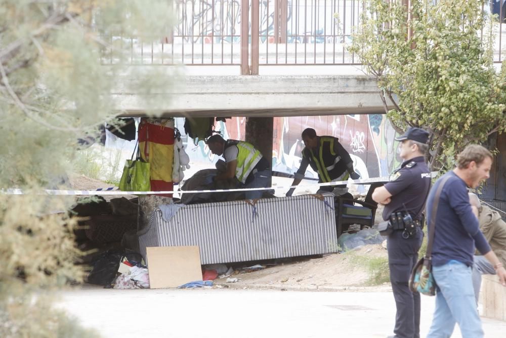 Hallan el cadáver de un indigente bajo un puente en la calle Teulada de Alicante