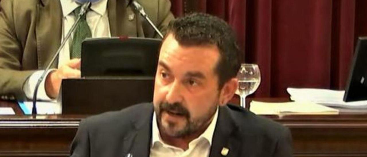 Antonio Sanz, ayer, en la tribuna del Parlament balear.