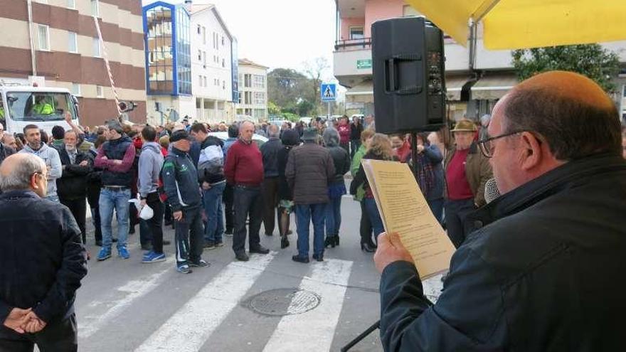 El alcalde de barrio, Miguel Ángel Villaverde, leyendo un manifiesto frente a los vecinos, en Posada.