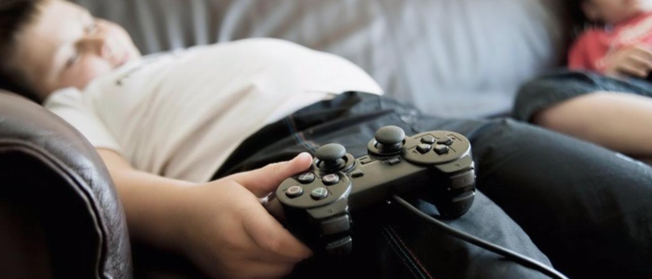 El abuso de videojuegos y la vida sedentaria es un factor de riesgo para la población infanto-juvenil.