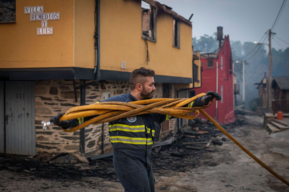 Incendio en O Barco de Valdeorras, donde han ardido 15 casas y unas 3.000 hectáreas