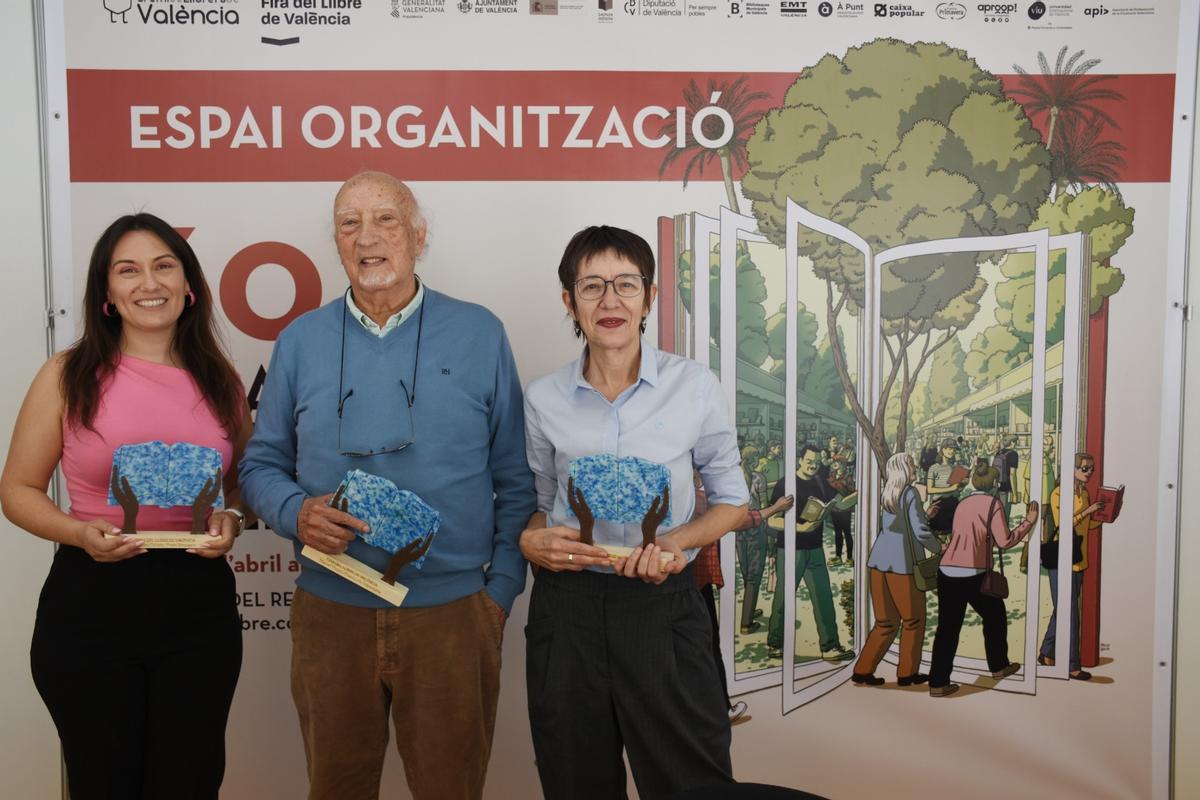 Bibiana Collado, Manuel Vicent y Raquel Ricart el domingo, en la entrega de premios de la Fira del Llibre.