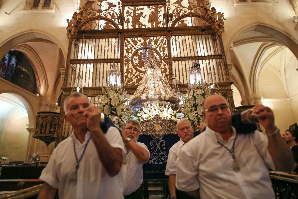 Los Armaos guían en Orihuela a la Virgen de Monserrate
