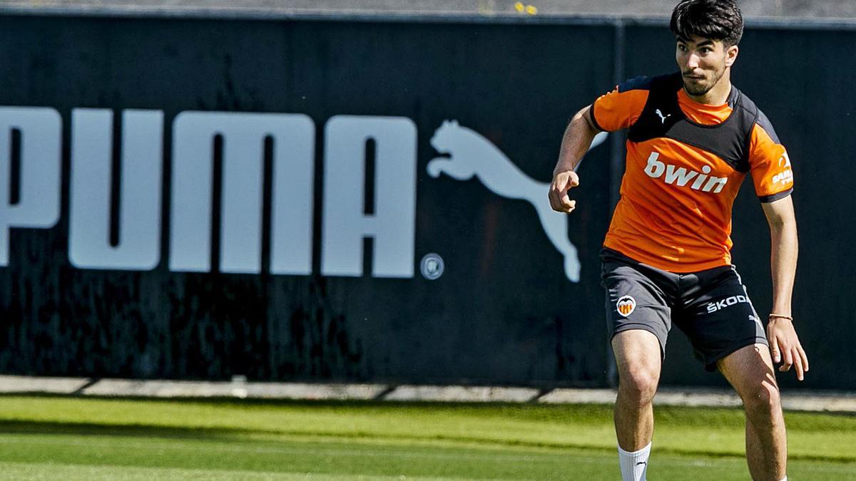 Carlos Soler, en la
ciudad deportiva 
de Paterna.  lázaro/vcf