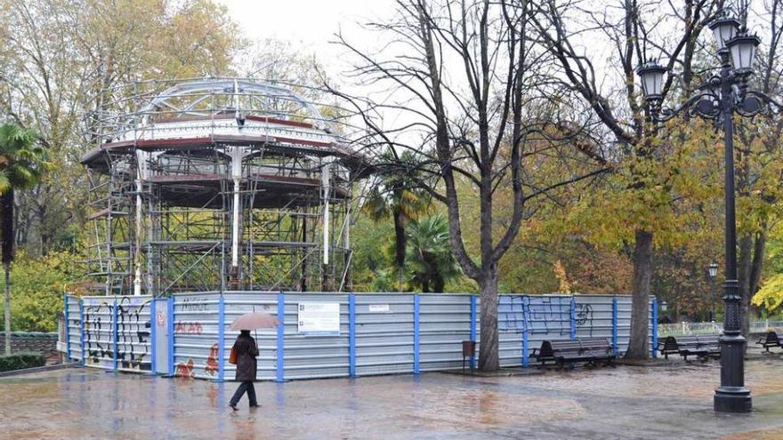 El quiosco de la música del Bombé, cuyas obras han quedado paralizadas.