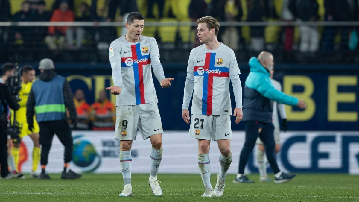 Lewandowski y Frenkie conversan durante el partido contra el Villarreal