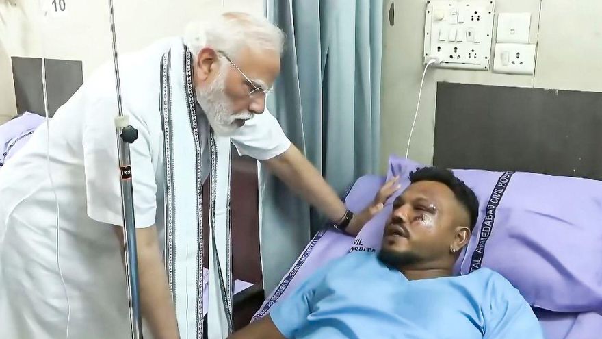 Arriba, el único superviviente de la aeronave, visitado por el primer ministro indio, Narendra Modi. Abajo, restos del avión. | Javed Dar / Rajat Gupta
