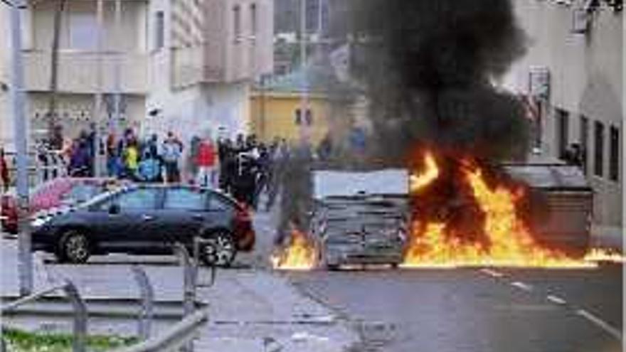 Els joves de Melilla van incendiar les barricades.